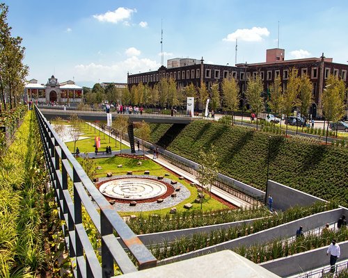 Mujer joven caminando relajada por un parque urbano en la Ciudad de México